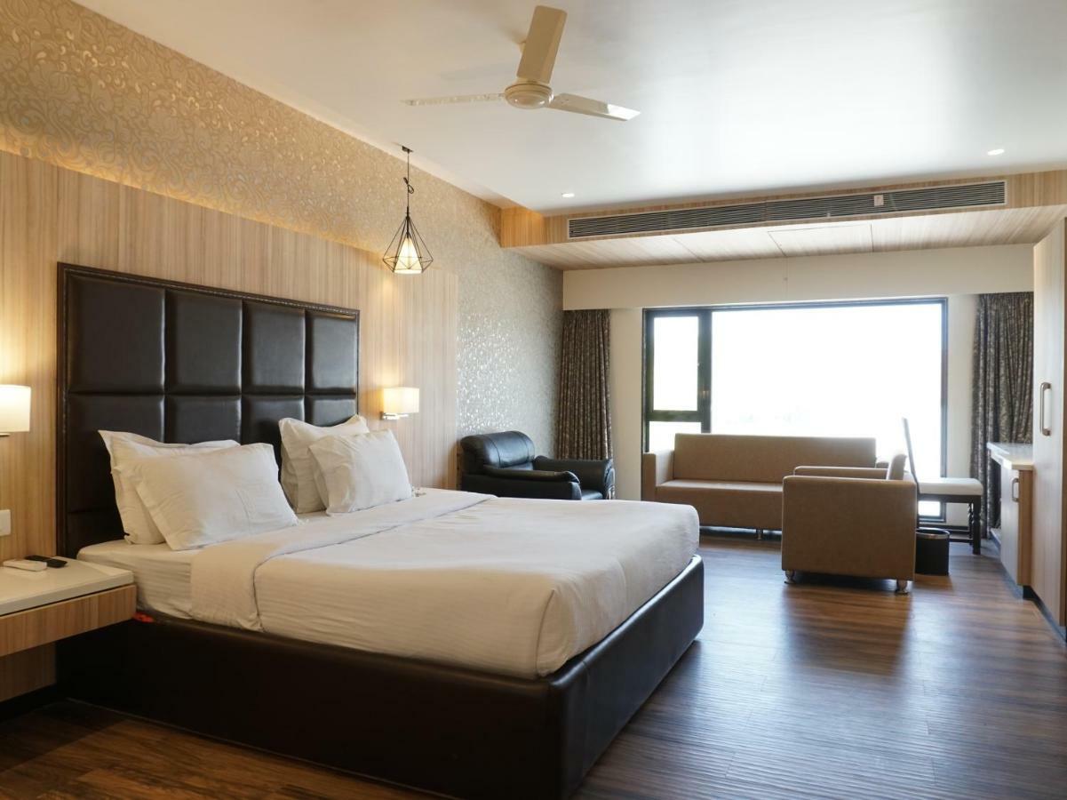 Palette Four Seasons Recreation Resort Jālgaon 외부 사진